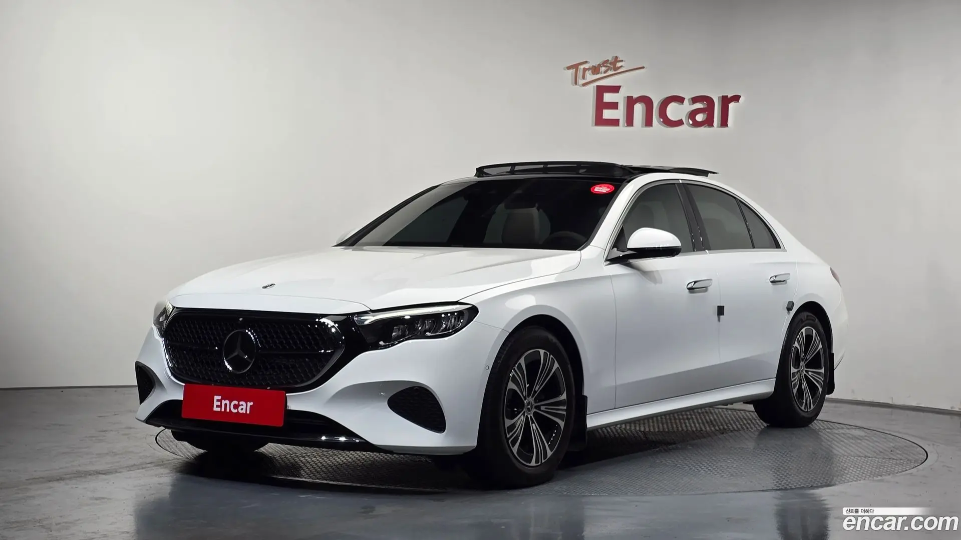 Main__Slider__Photo:E-Class Mercedes-Benz 2024.11-0