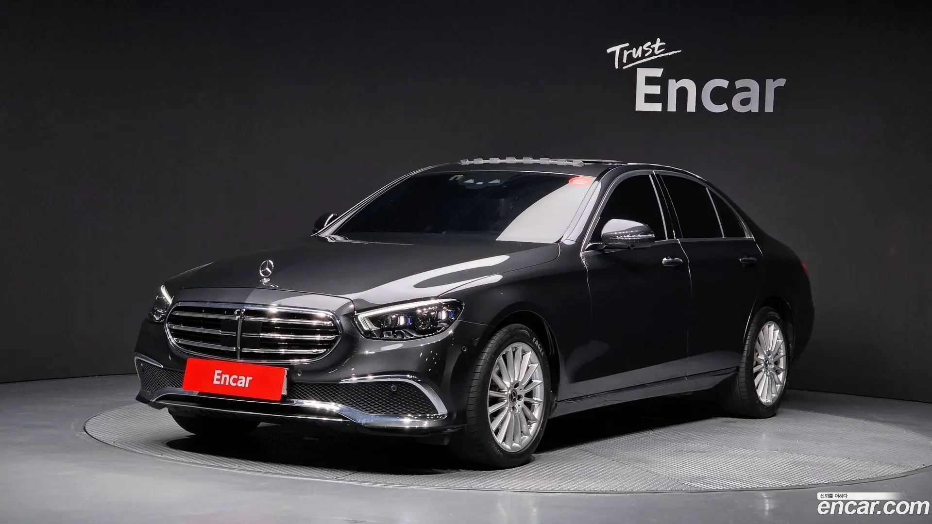 Main__Slider__Photo:E-Class Mercedes-Benz 2022.10-0