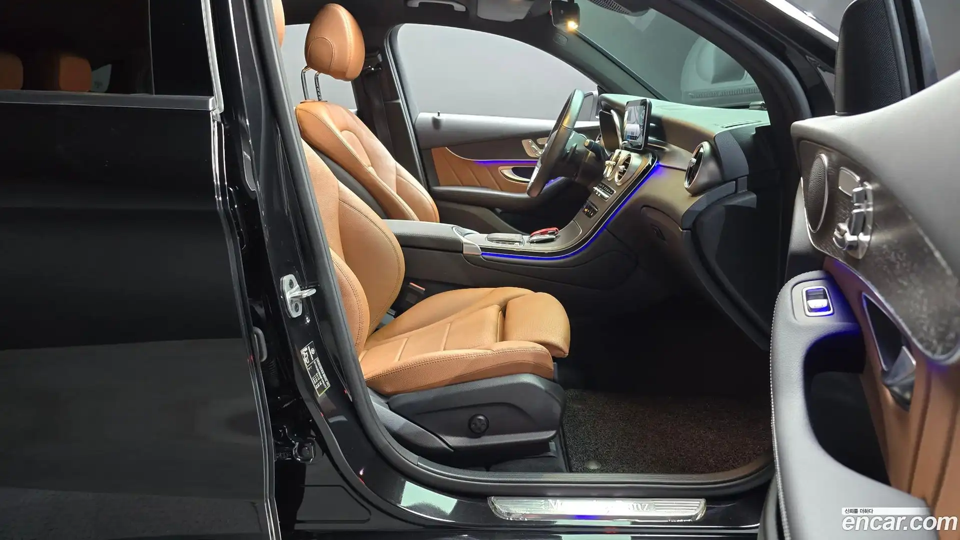 GLC-Class Mercedes-Benz 2021.8-INNER-036