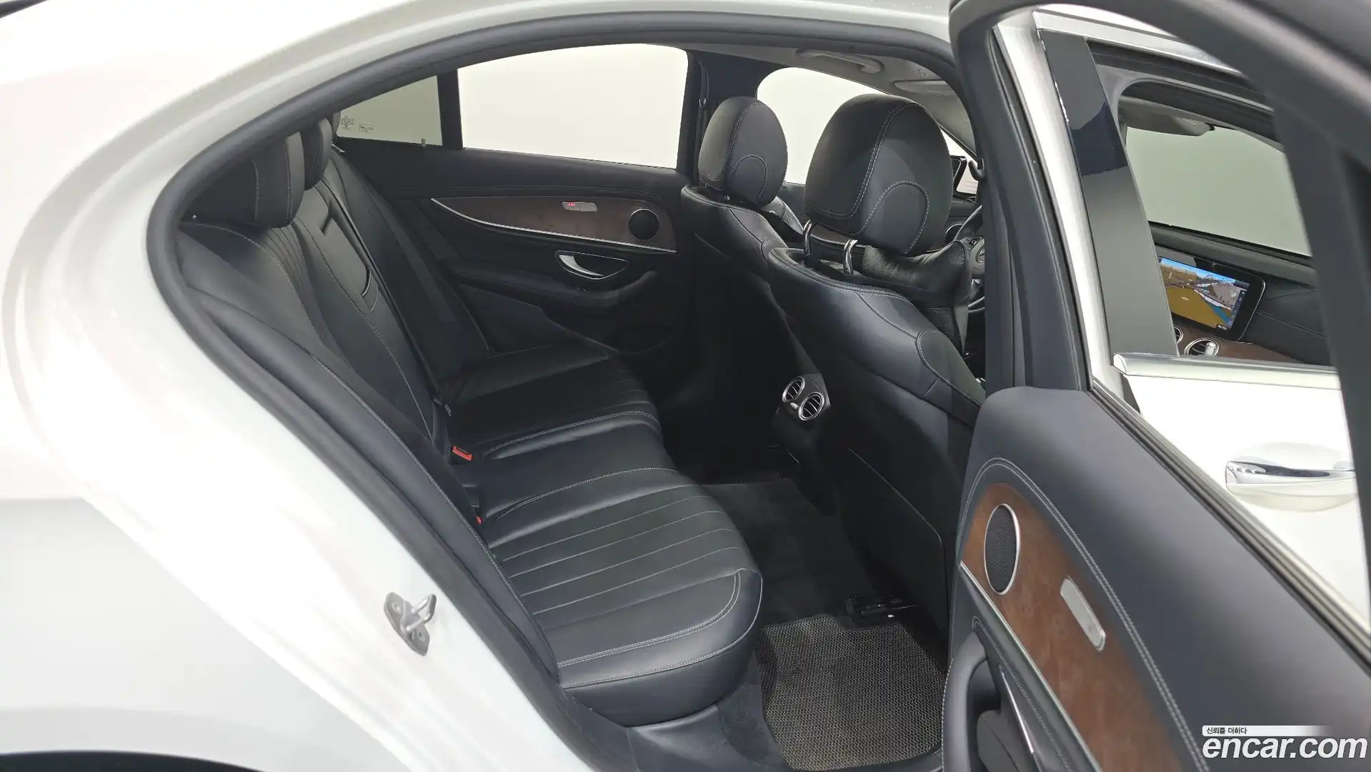 E-Class Mercedes-Benz 2016.10-OPTION-015