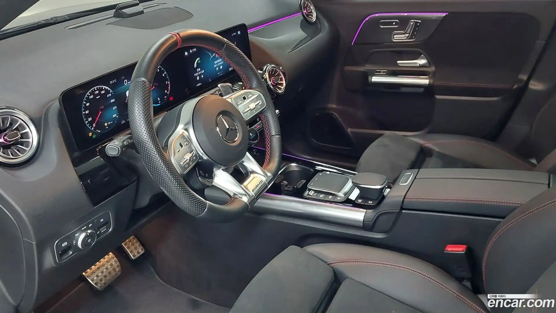 GLA-Class Mercedes-Benz 2022.11-INNER-009