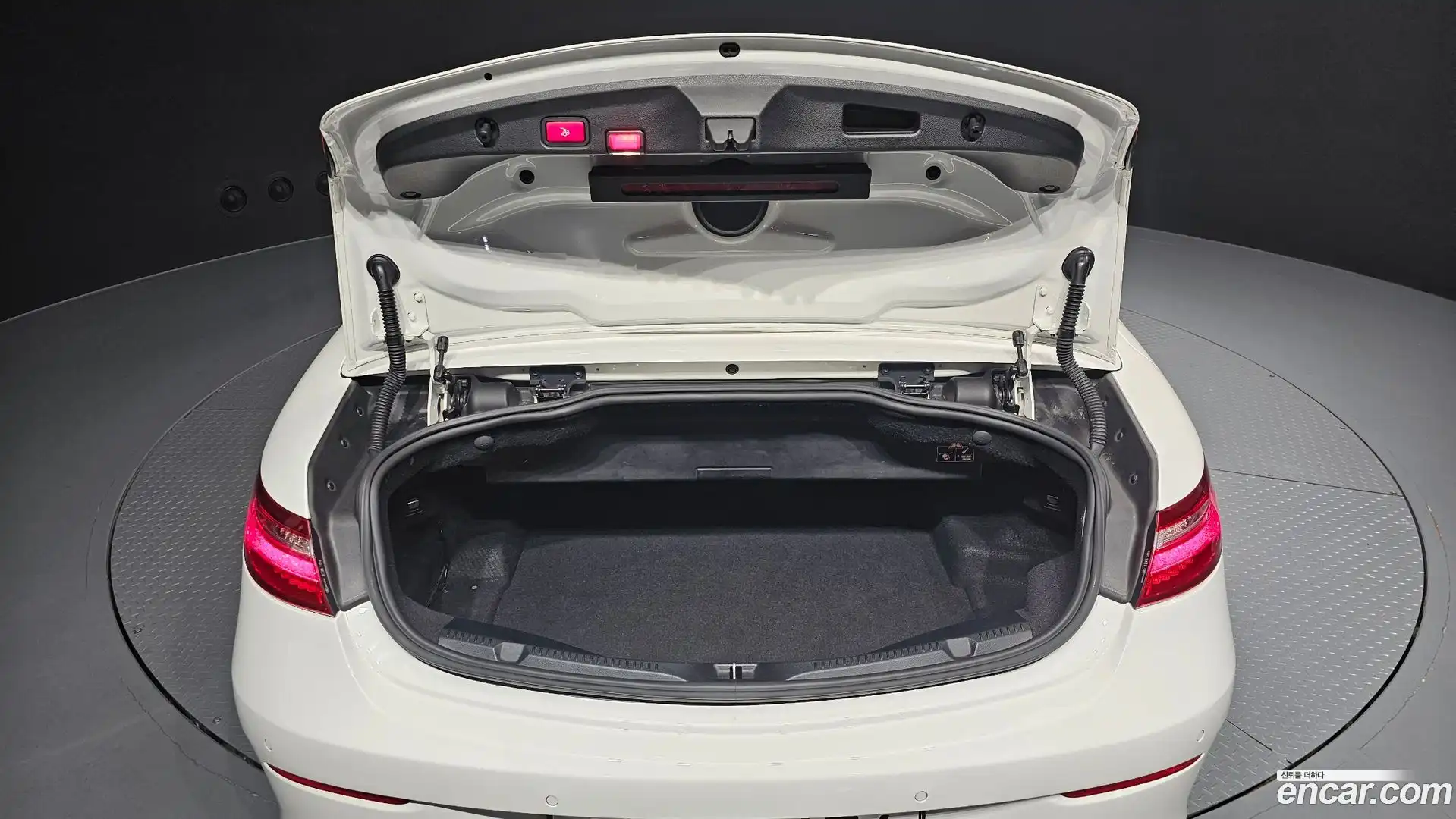 E-Class Mercedes-Benz 2018.11-OPTION-024