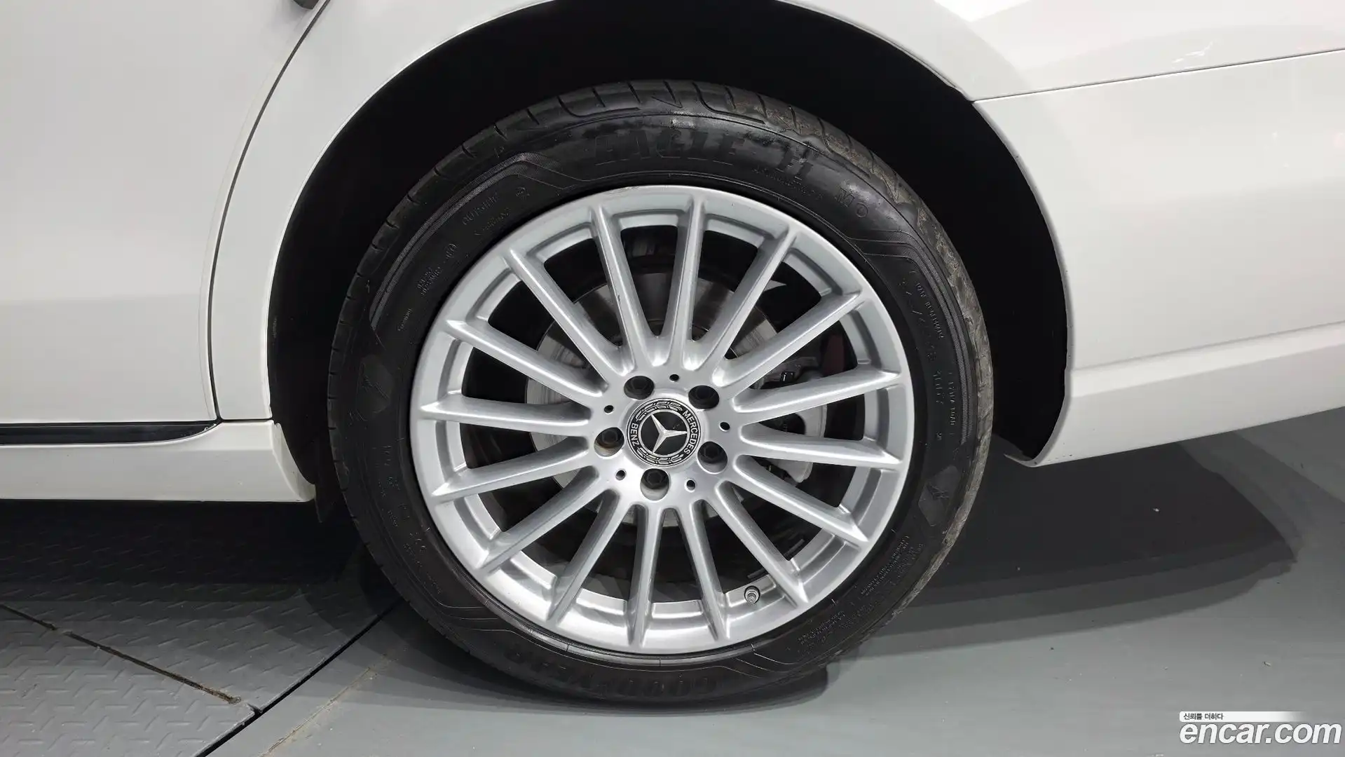 E-Class Mercedes-Benz 2023.8-OUTER-031