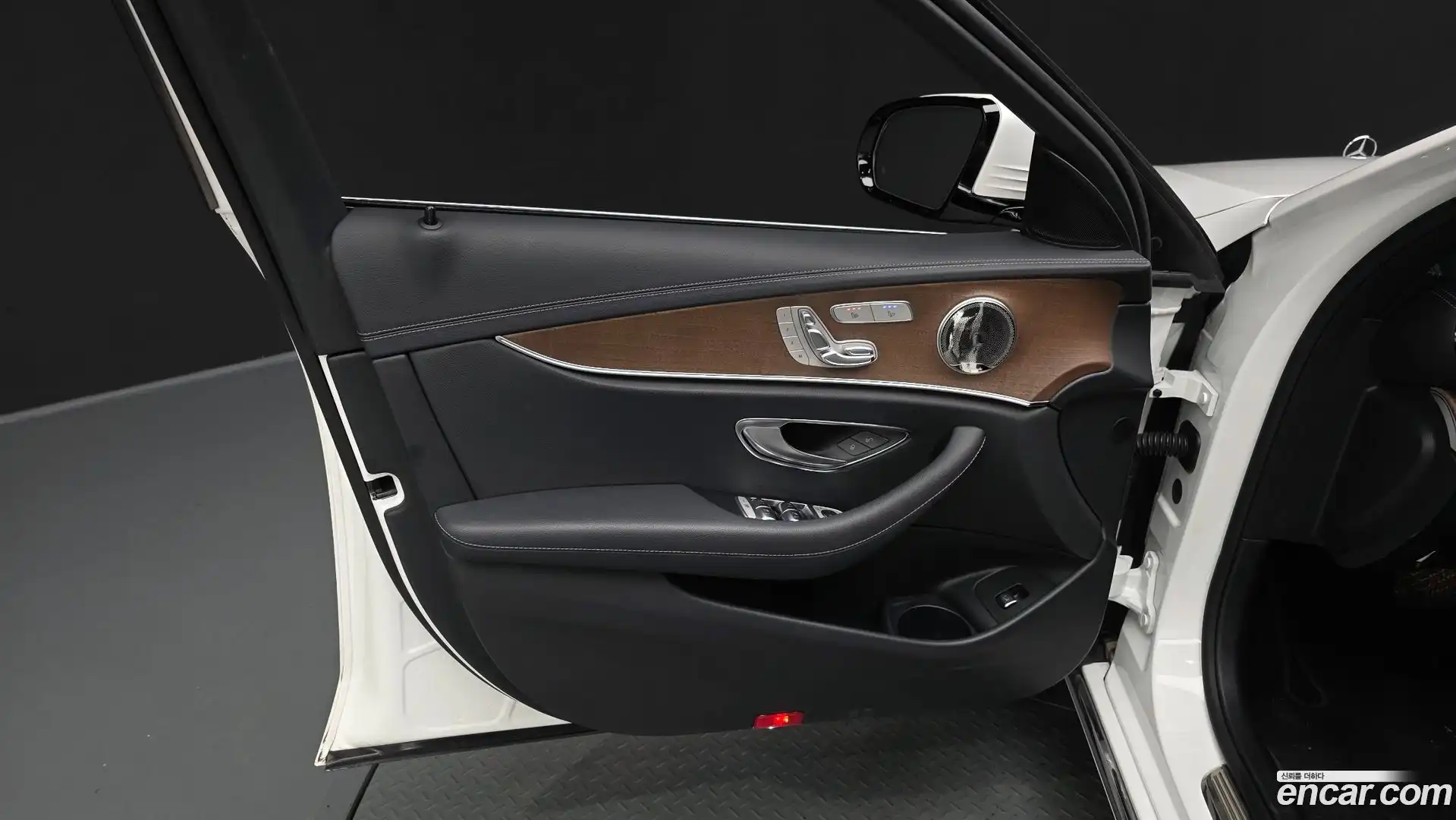 E-Class Mercedes-Benz 2023.8-INNER-034