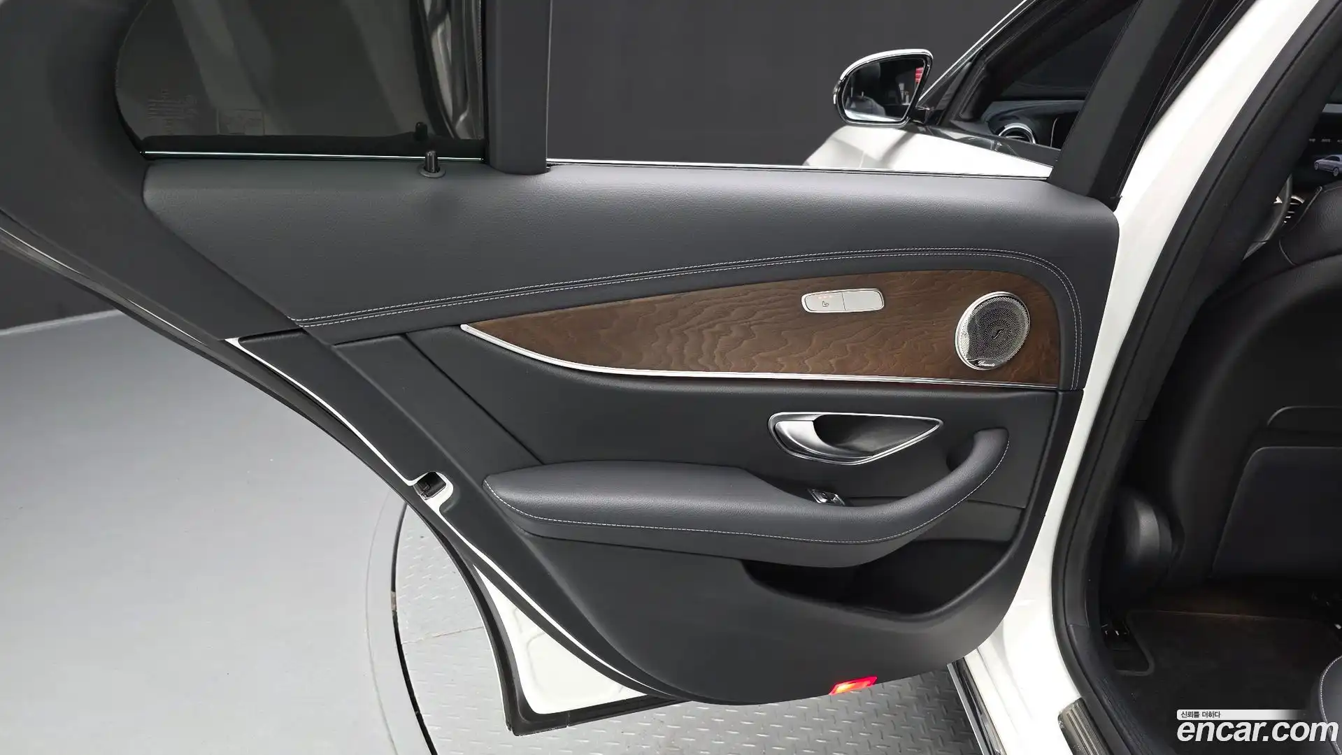 E-Class Mercedes-Benz 2023.8-INNER-035