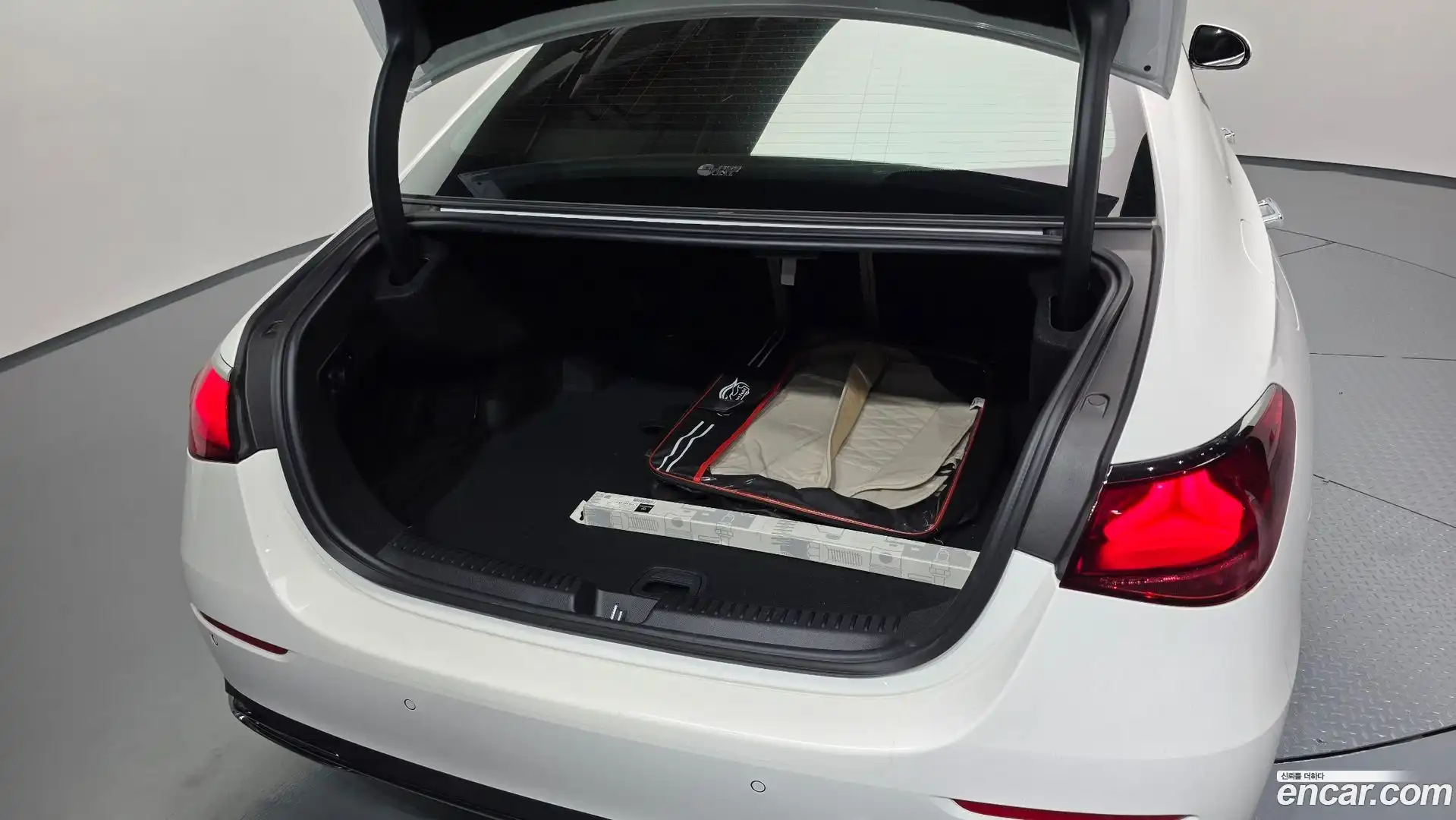 E-Class Mercedes-Benz 2024.11-OPTION-047