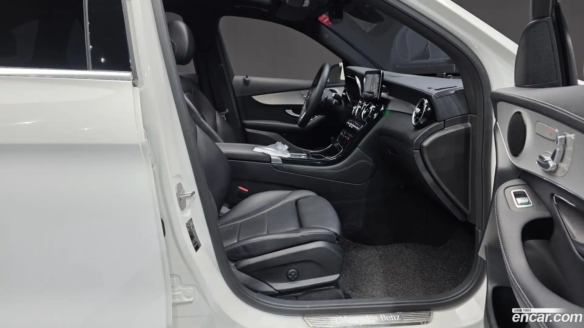 GLC-Class Mercedes-Benz 2021.2-INNER-036