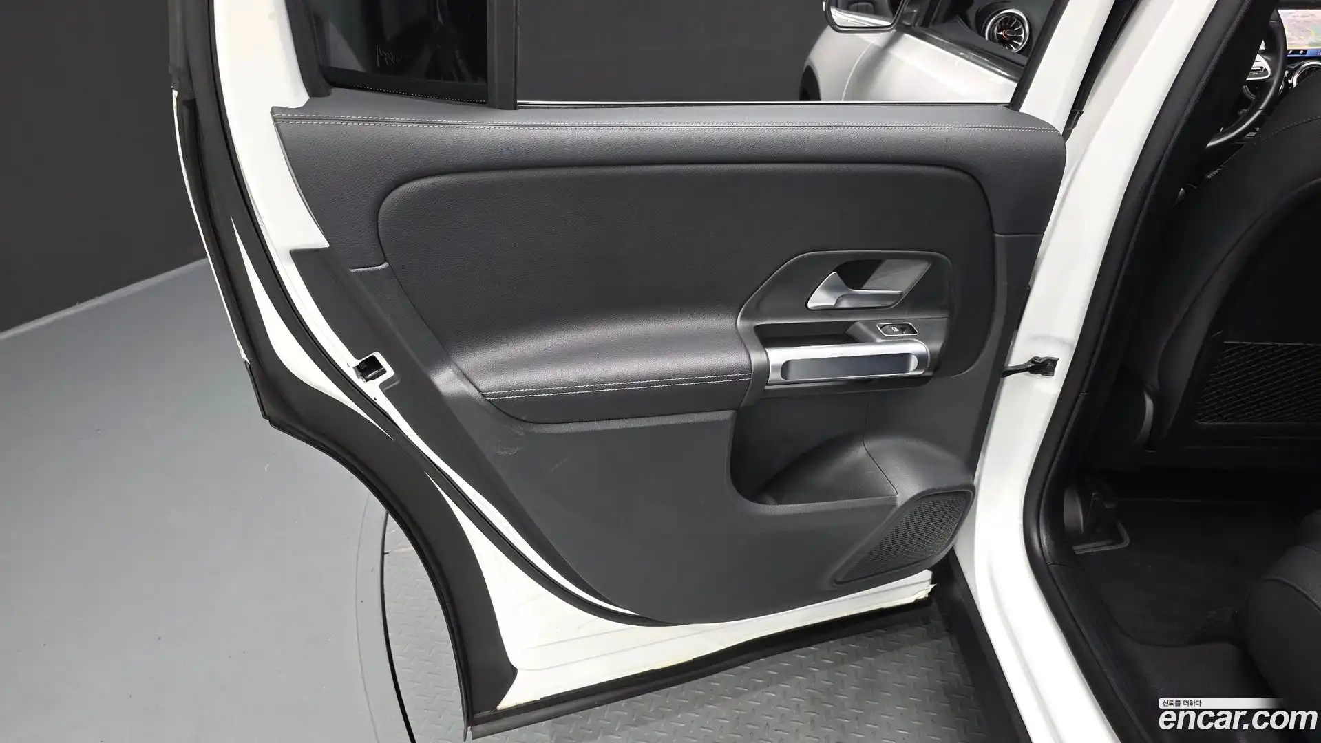 GLB-Class Mercedes-Benz 2022.9-INNER-035