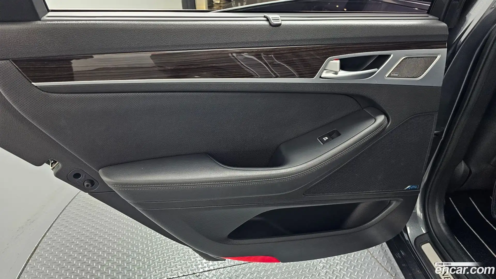 G80 Genesis 2017.7-INNER-035