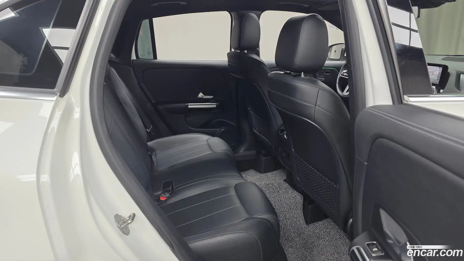 GLA-Class Mercedes-Benz 2021.3-INNER-036