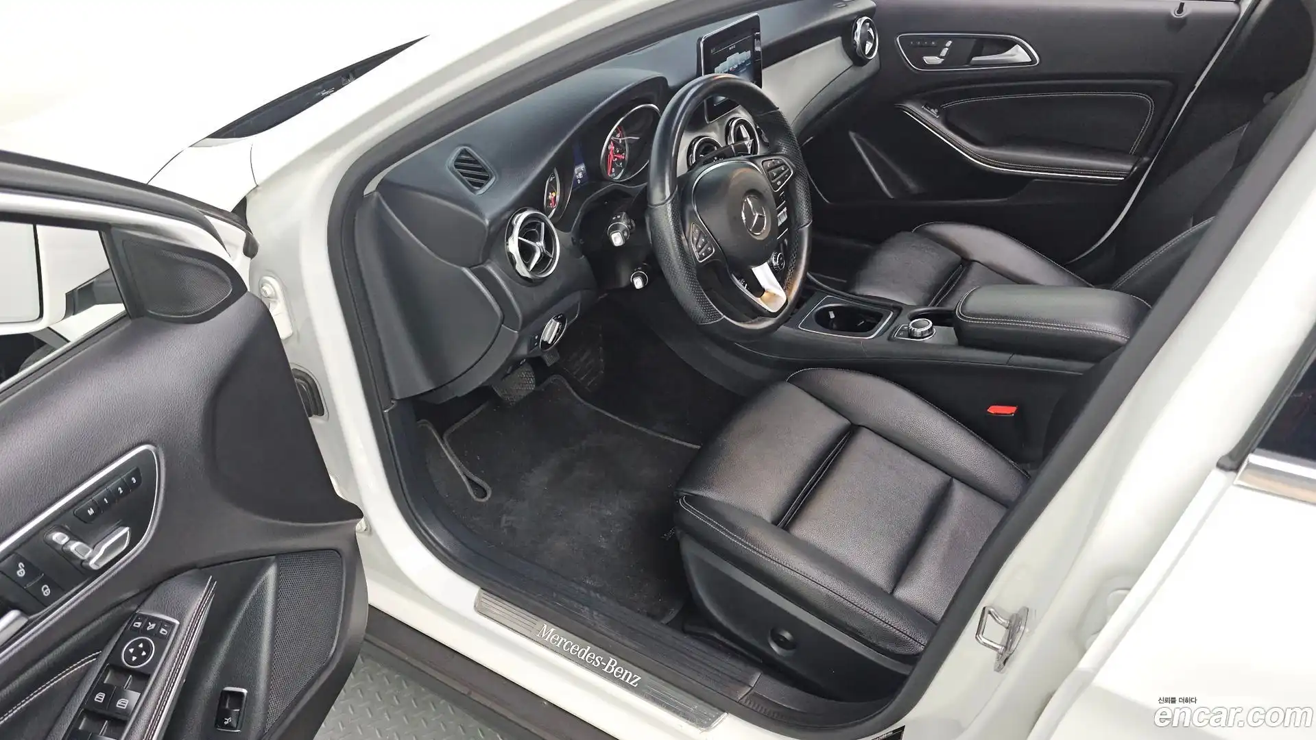 GLA-Class Mercedes-Benz 2019.5-INNER-010