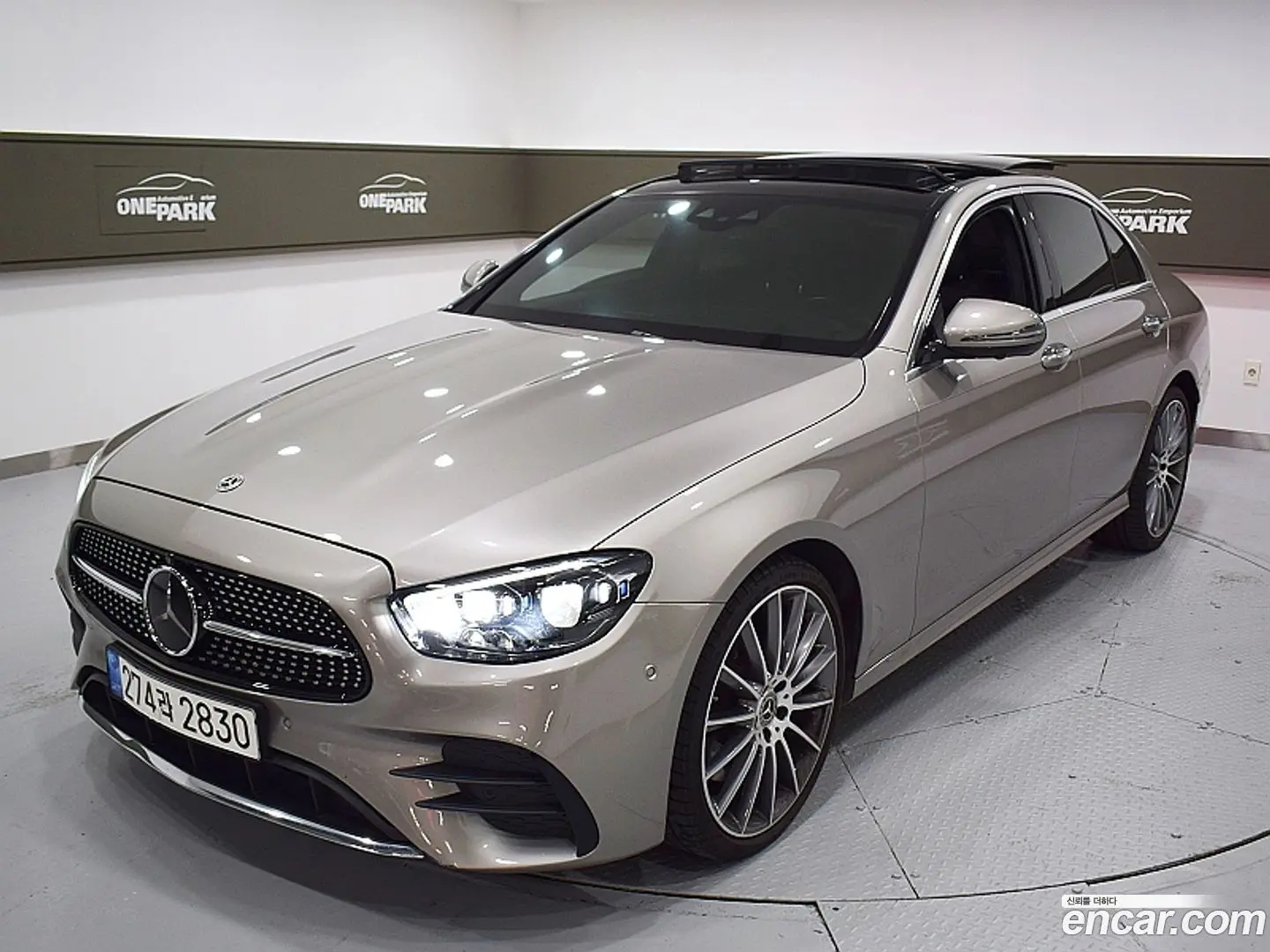 Main__Slider__Photo:E-Class Mercedes-Benz 2022.5-0