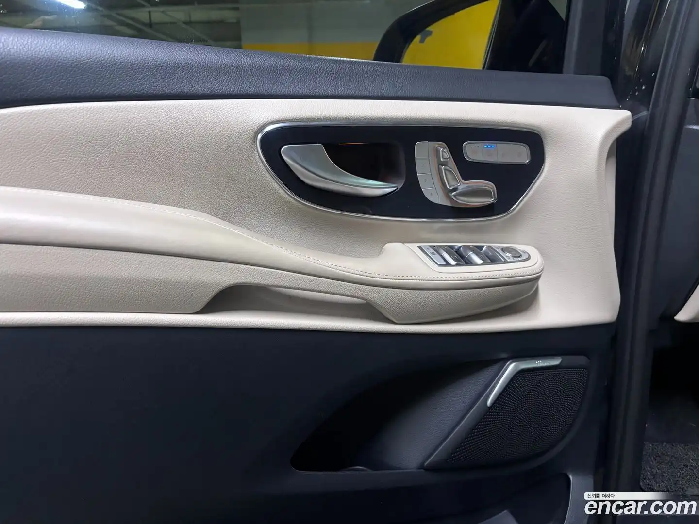 V-Class Mercedes-Benz 2022.9-OPTION-020