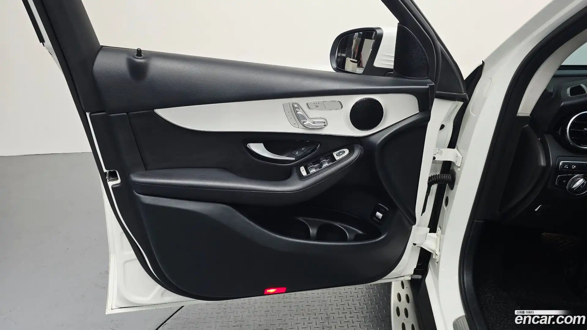 GLC-Class Mercedes-Benz 2018.2-INNER-034