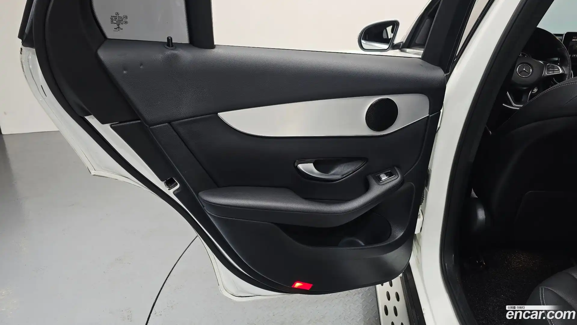 GLC-Class Mercedes-Benz 2018.2-INNER-035