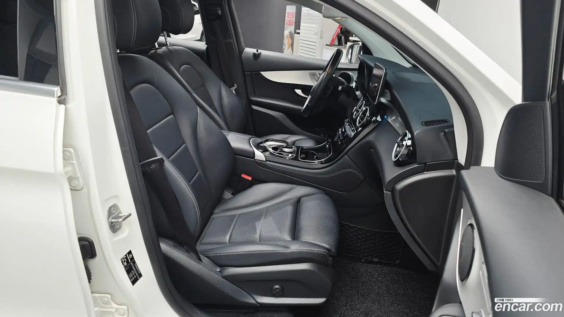 GLC-Class Mercedes-Benz 2018.2-INNER-036