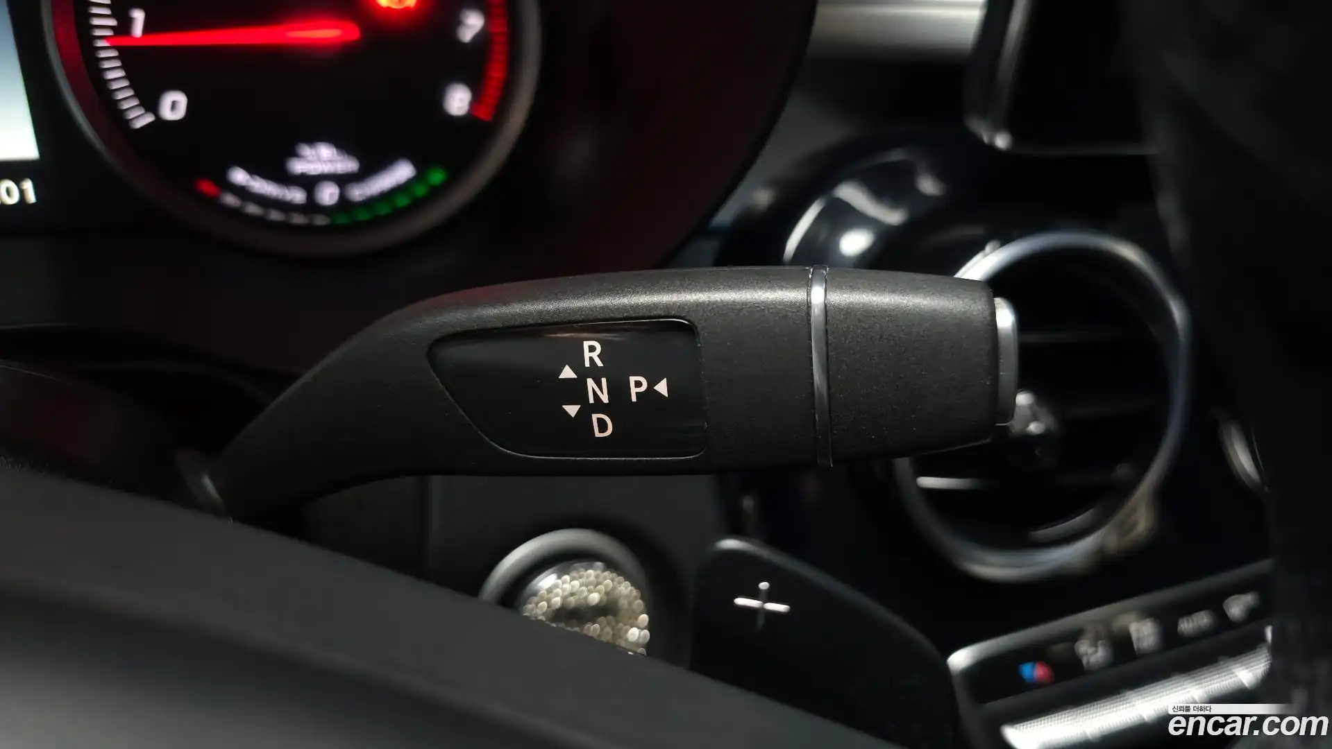 GLC-Class Mercedes-Benz 2018.6-INNER-009