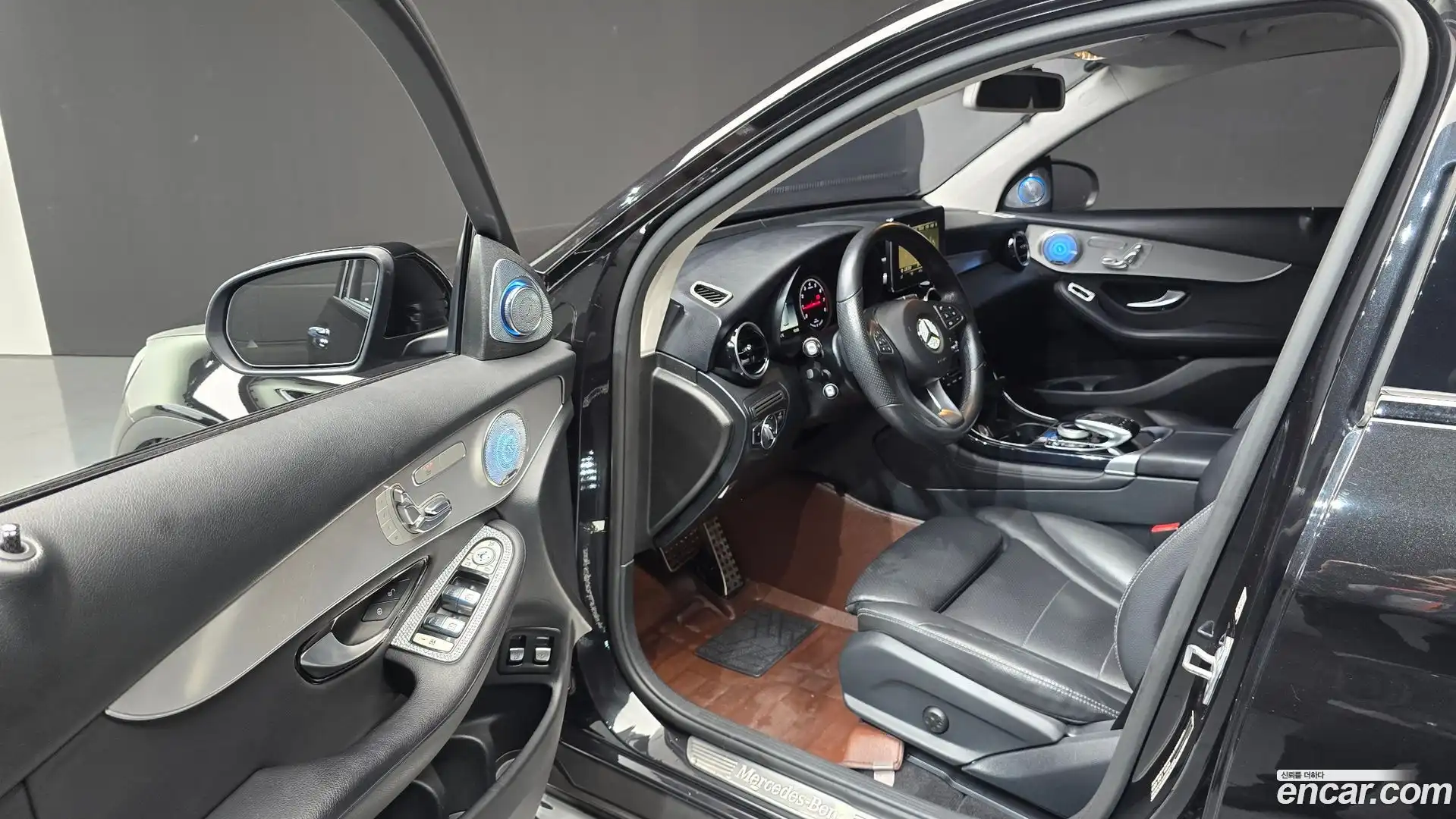 GLC-Class Mercedes-Benz 2018.6-INNER-010