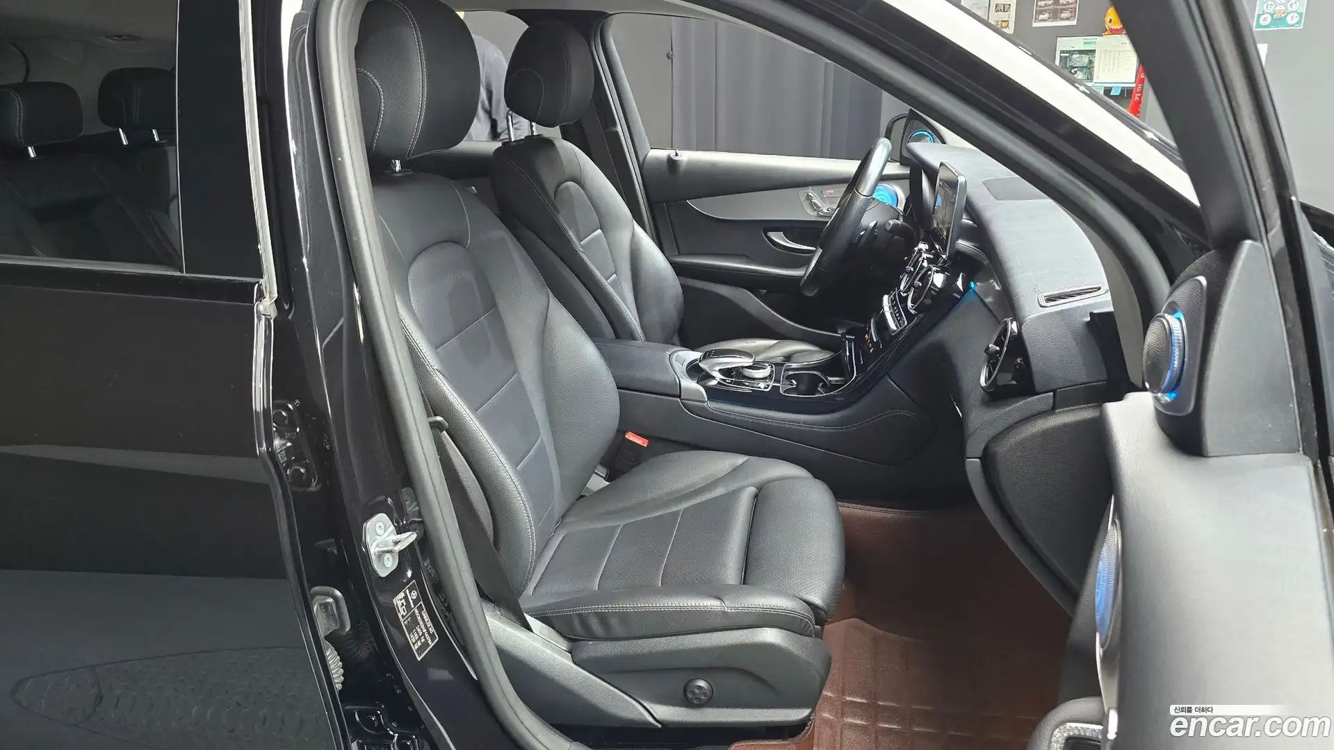 GLC-Class Mercedes-Benz 2018.6-INNER-036