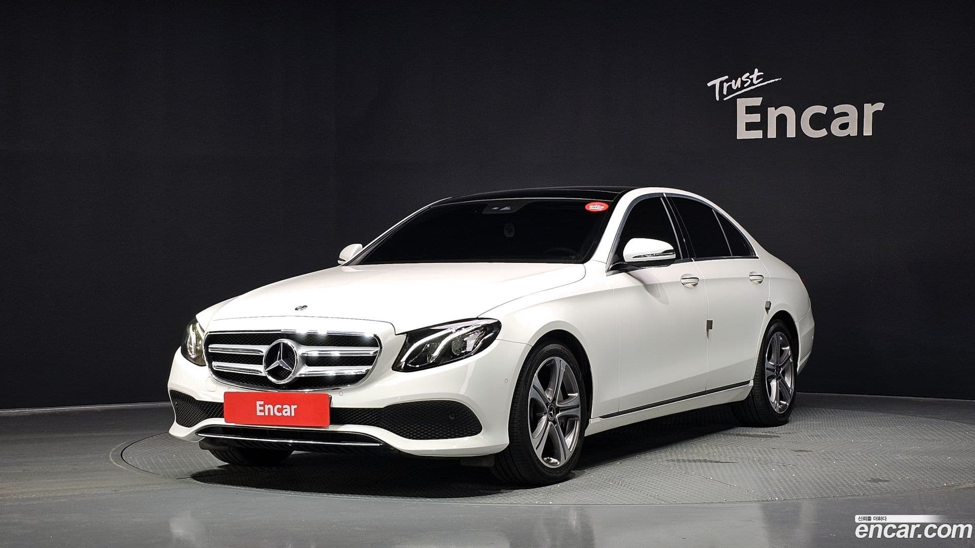 Main__Slider__Photo:E-Class Mercedes-Benz 2019.8-0