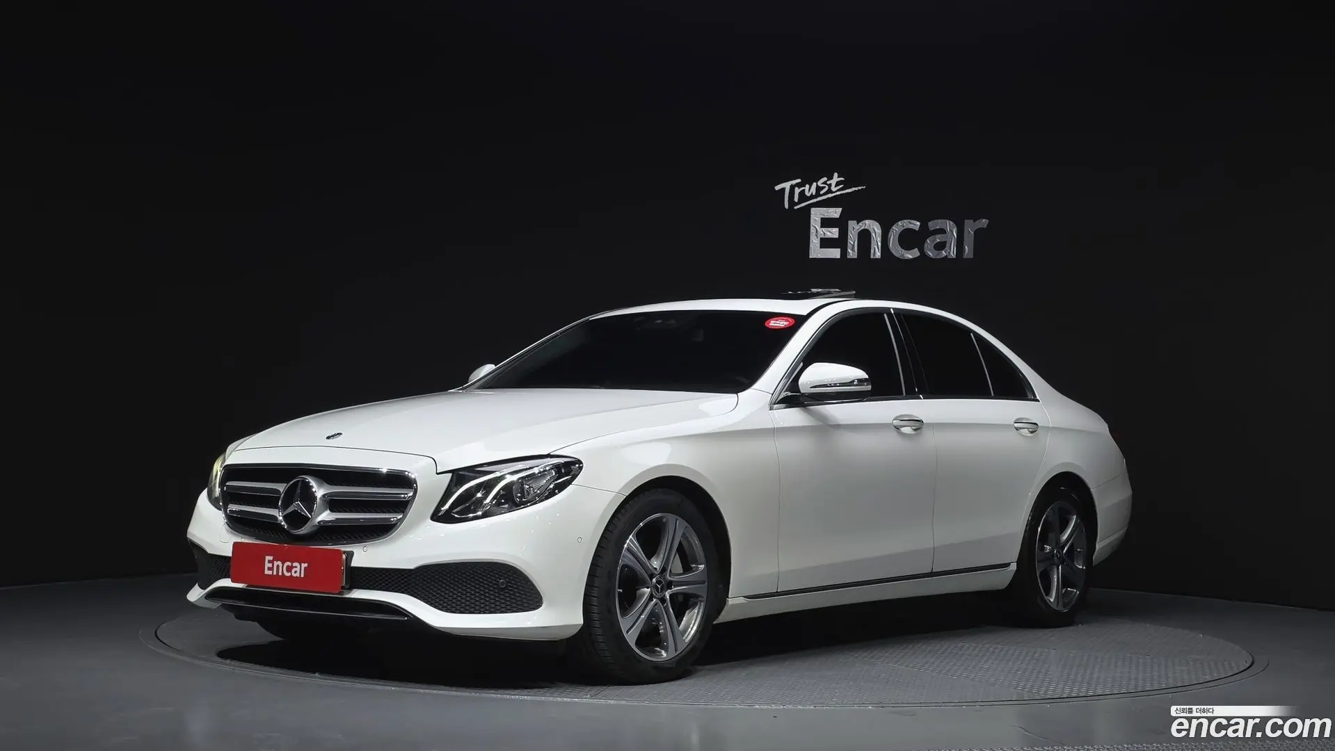 Main__Slider__Photo:E-Class Mercedes-Benz 2019.8-0