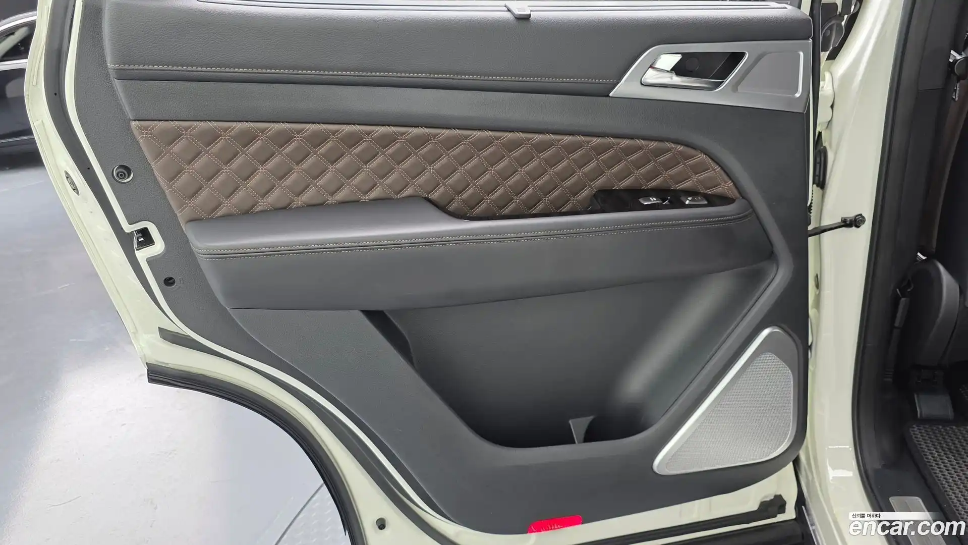 Rexton KG Mobility 2022.6-INNER-035