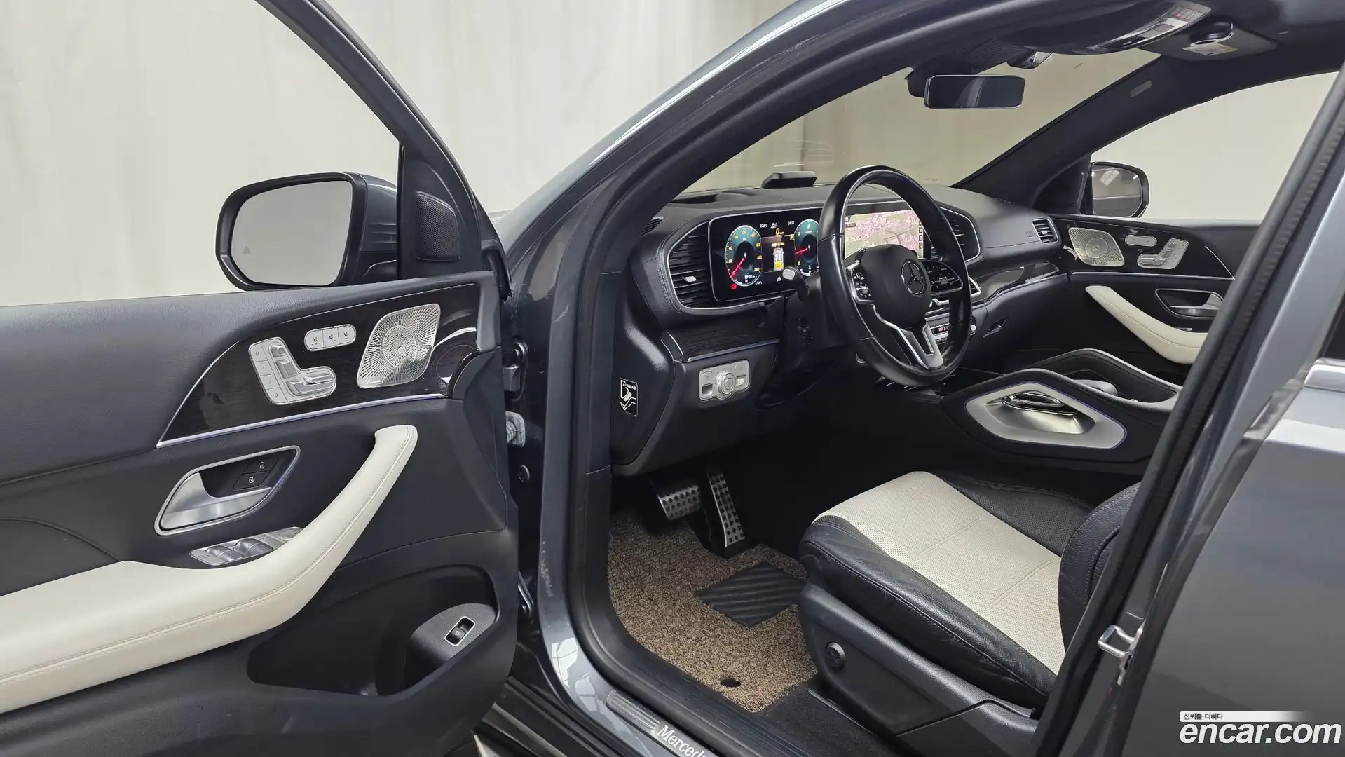 GLE-Class Mercedes-Benz 2023.8-INNER-010