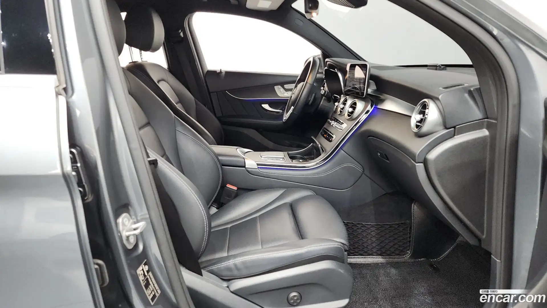 GLC-Class Mercedes-Benz 2020.1-INNER-036