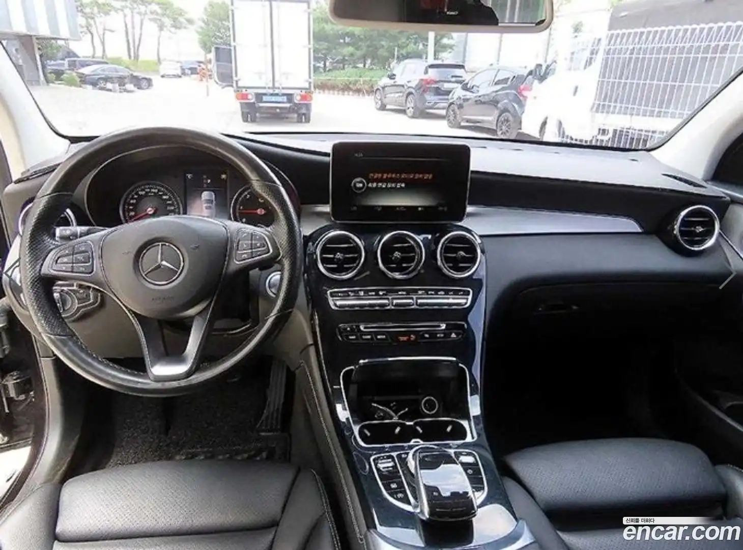 GLC-Class Mercedes-Benz 2017.10-INNER-007