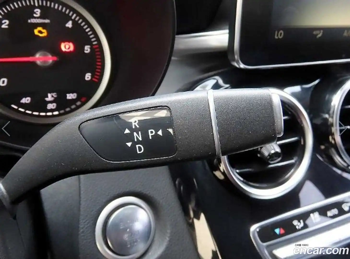 GLC-Class Mercedes-Benz 2017.10-INNER-010