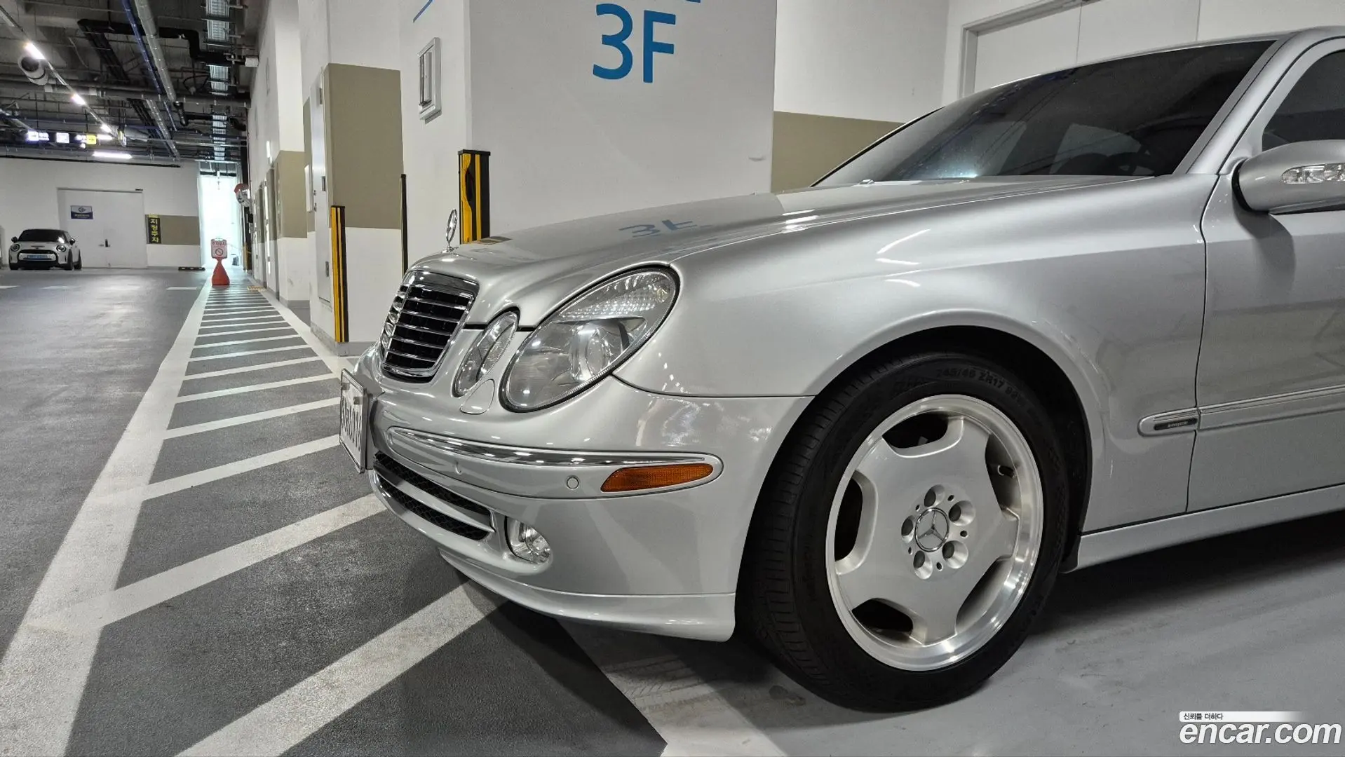 Main__Slider__Photo:E-Class Mercedes-Benz 2003.4-0