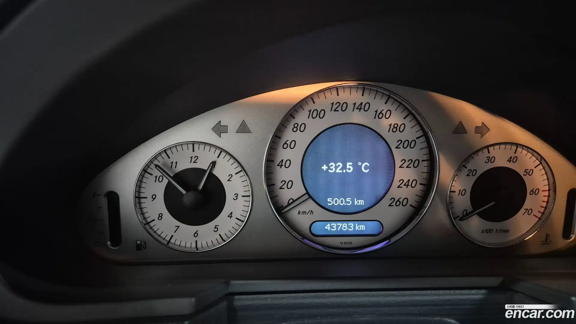 E-Class Mercedes-Benz 2003.4-INNER-008