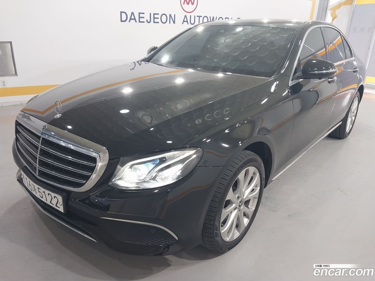 Main__Slider__Photo:E-Class Mercedes-Benz 2019.8-0