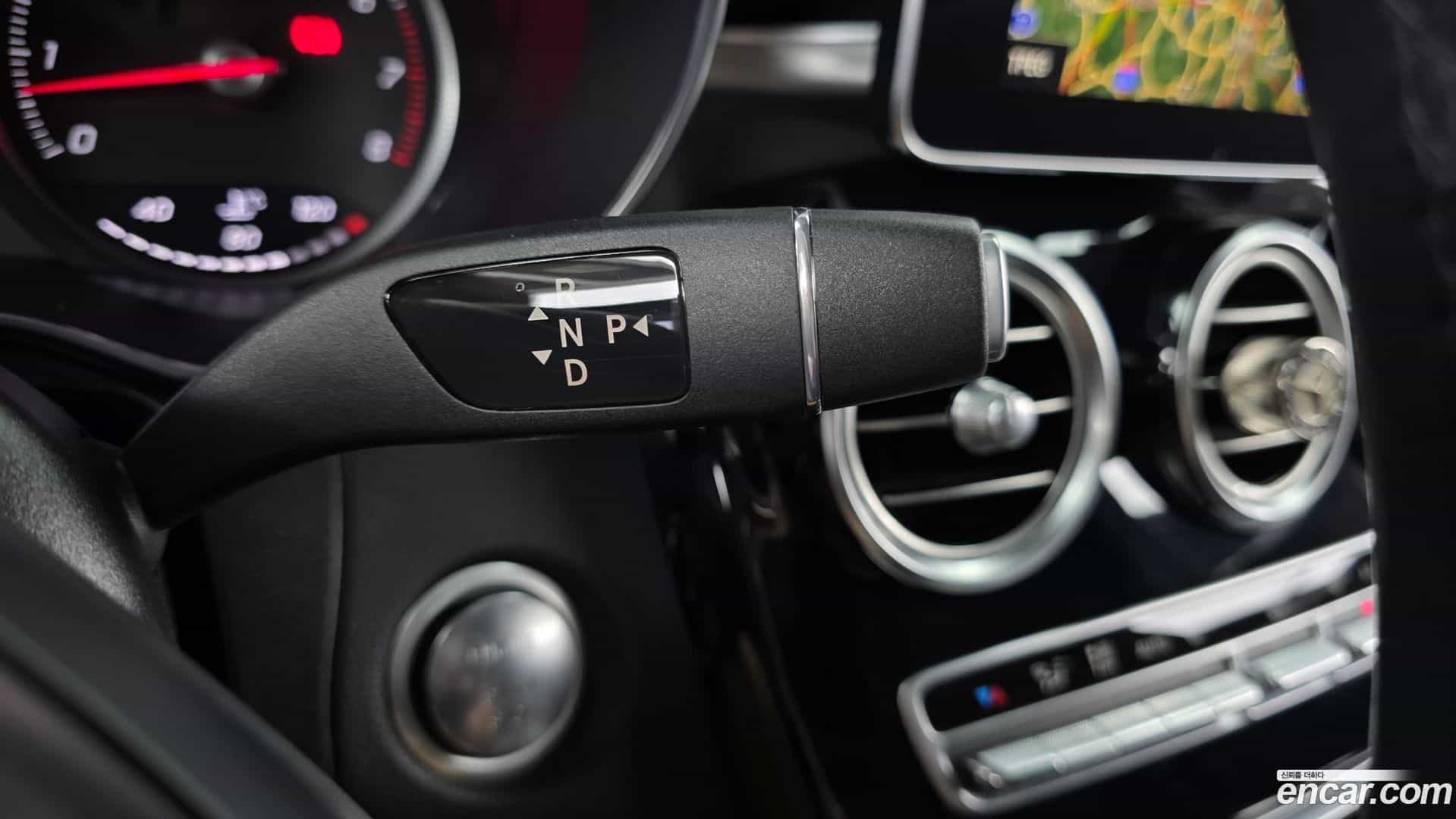 GLC-Class Mercedes-Benz 2019.11-INNER-009