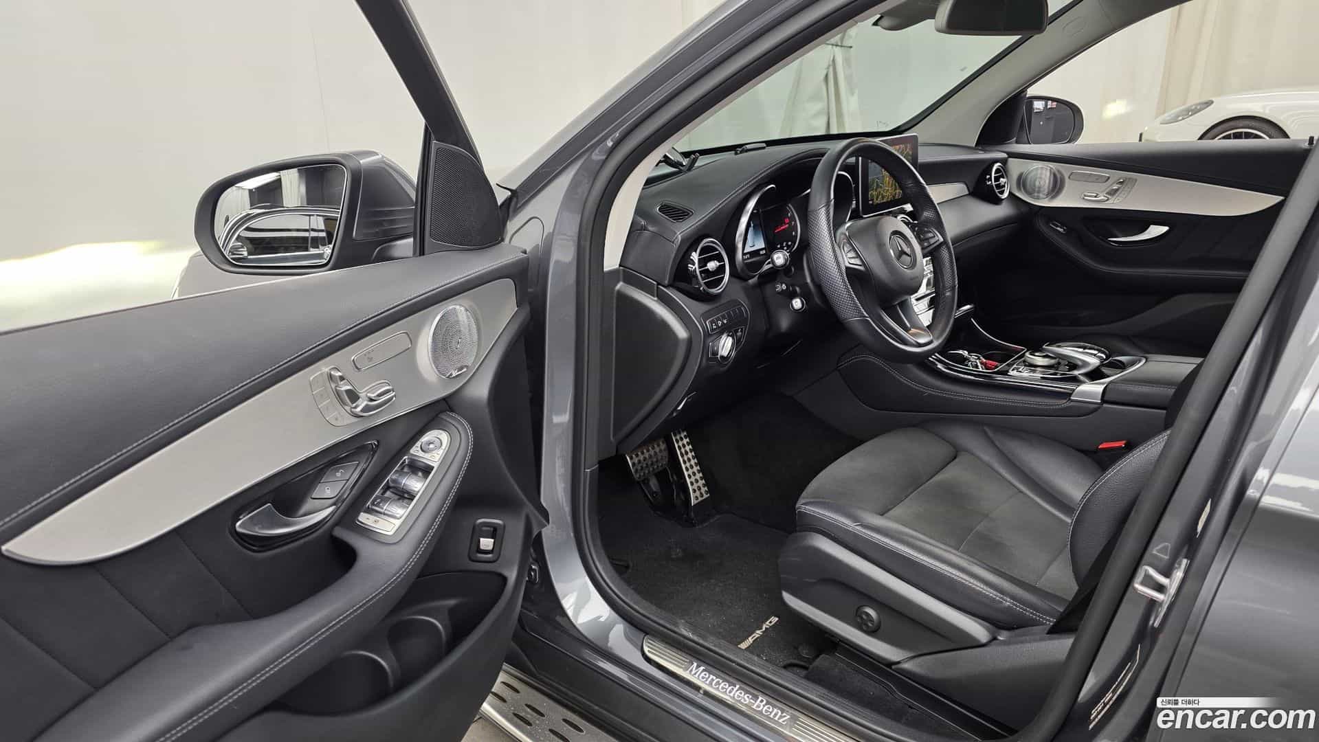 GLC-Class Mercedes-Benz 2019.11-INNER-010