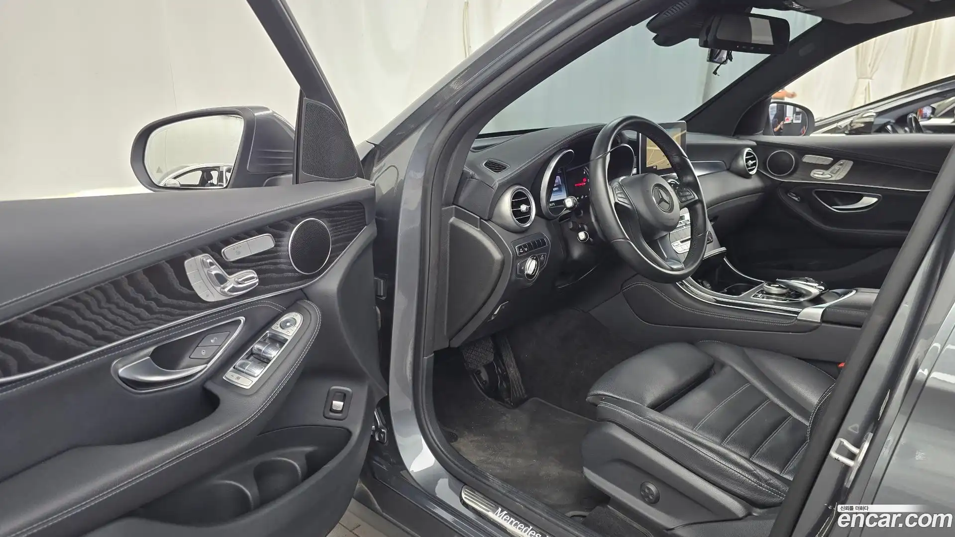 GLC-Class Mercedes-Benz 2016.2-INNER-010
