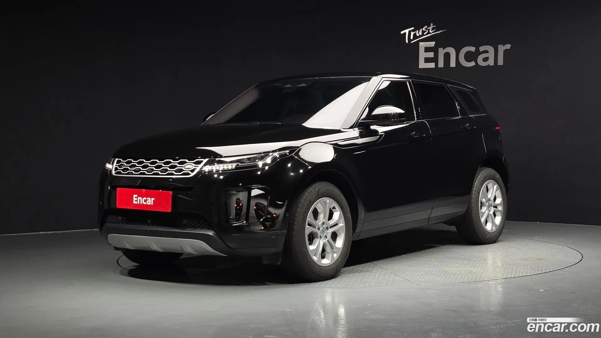 Main__Slider__Photo:Range Rover Evoque Land Rover 2021.10-0