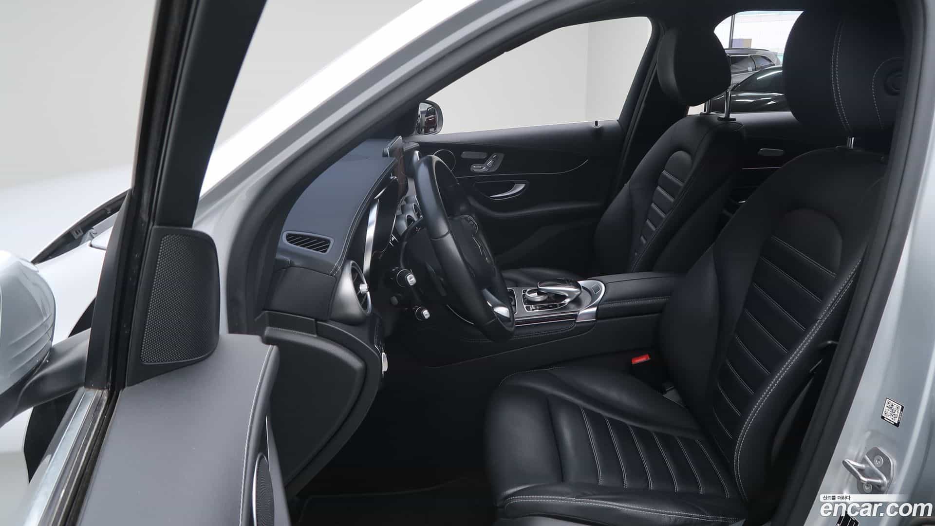 GLC-Class Mercedes-Benz 2017.0-INNER-010