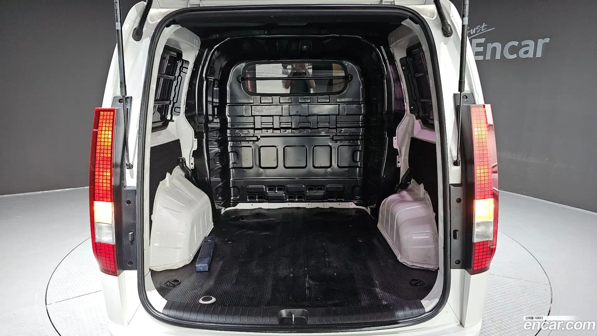 Staria Hyundai 2023.3-OPTION-020