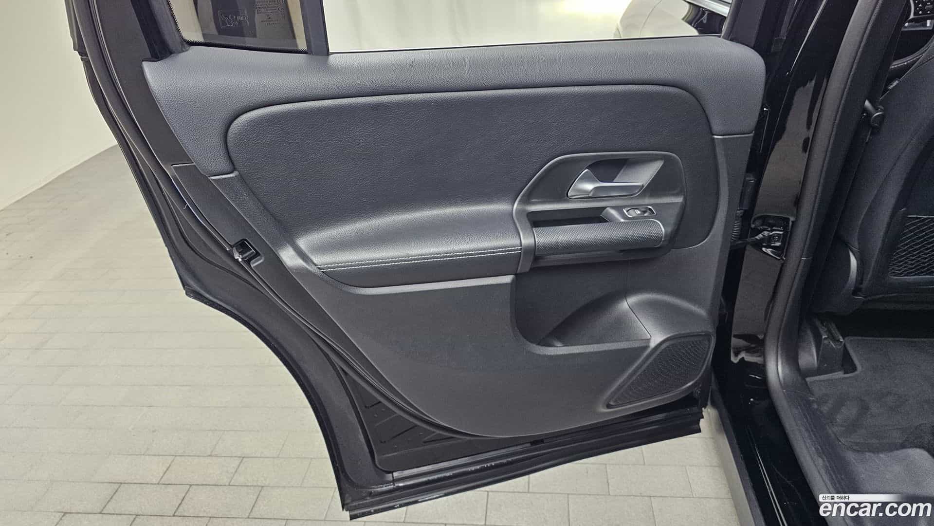 GLB-Class Mercedes-Benz 2021.8-INNER-035