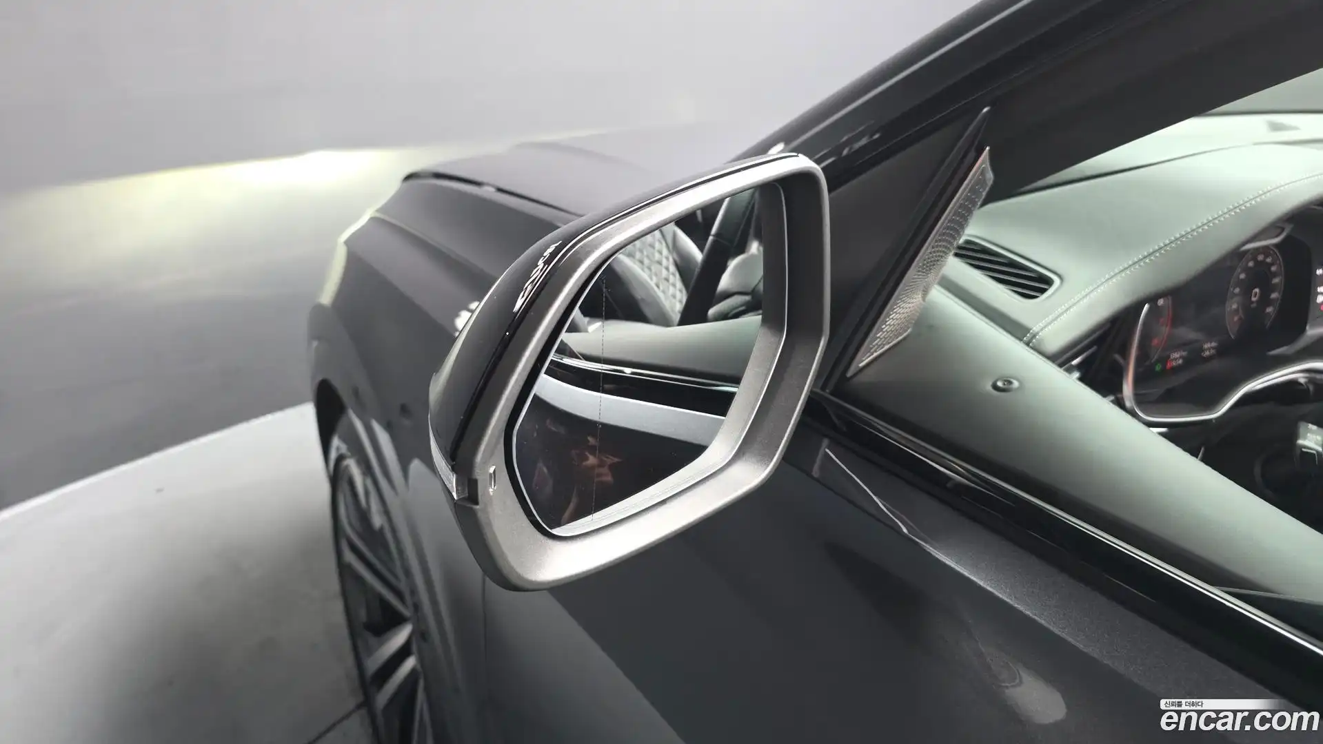 Q8 Audi 2023.10-OPTION-041