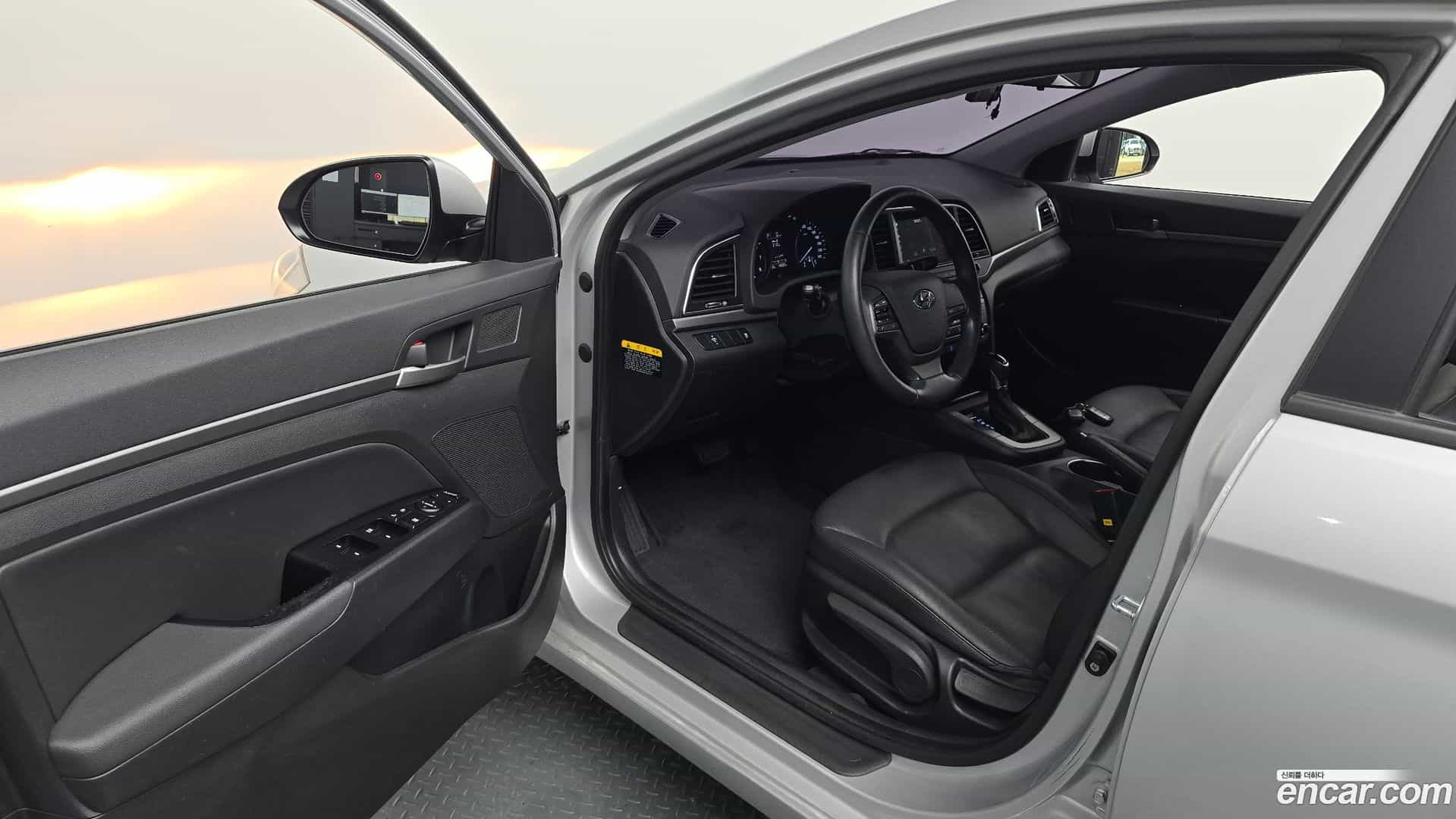 AVANTE Hyundai 2016.2-INNER-010