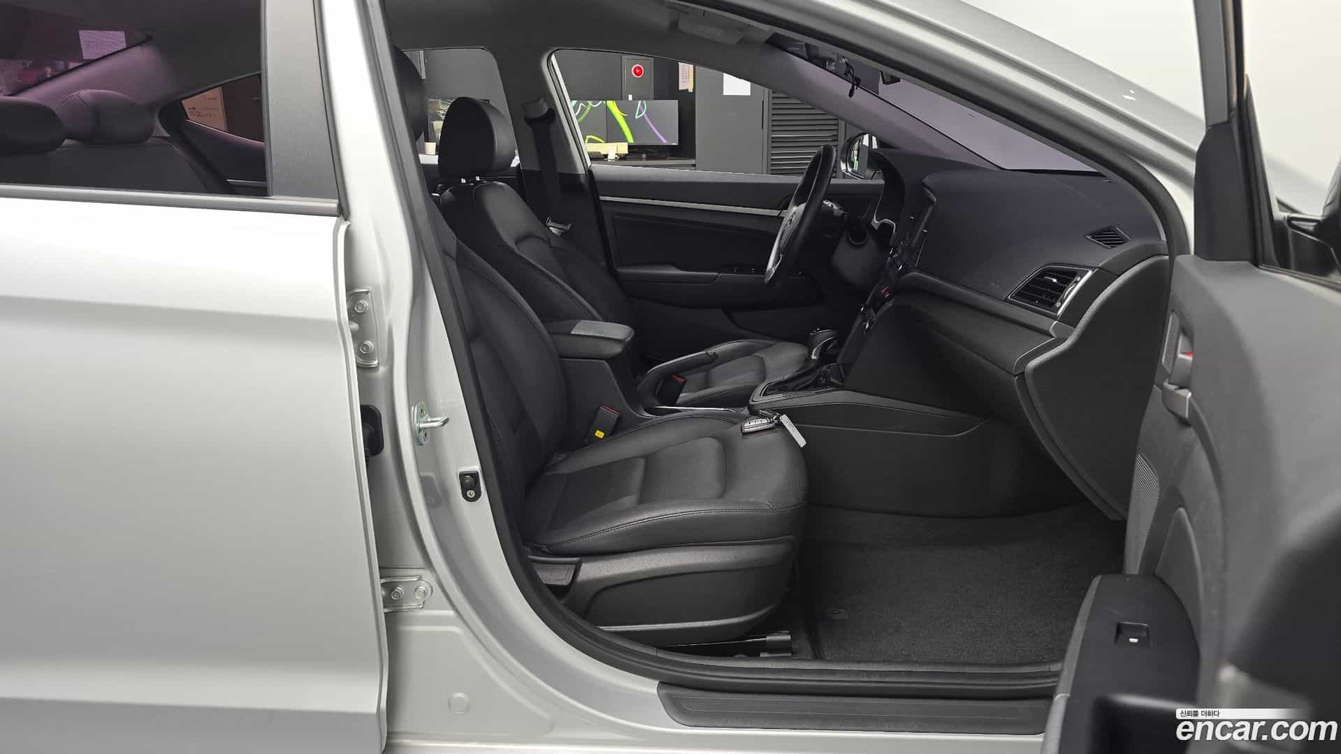 AVANTE Hyundai 2016.2-INNER-036
