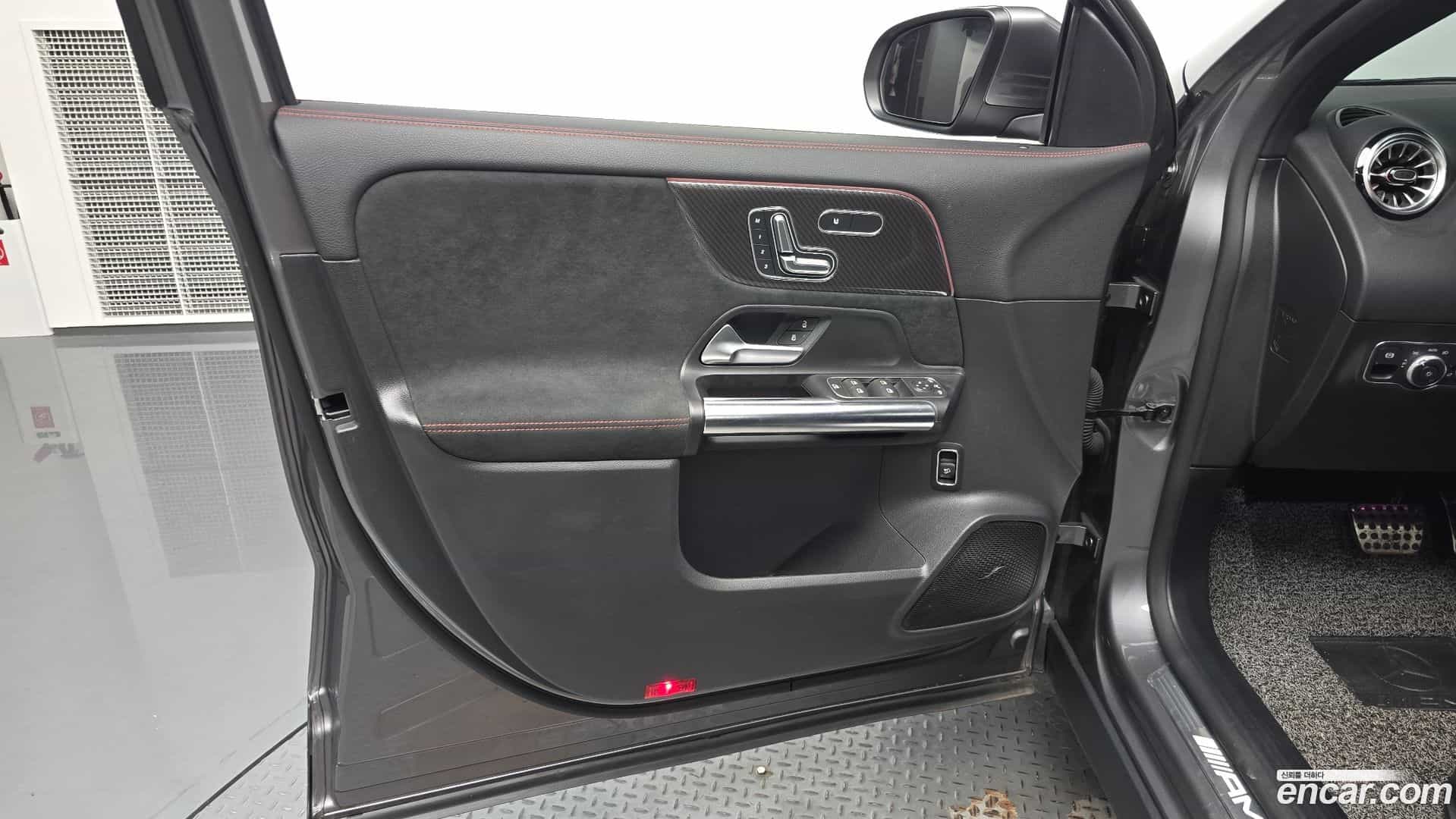 GLA-Class Mercedes-Benz 2022.7-INNER-034