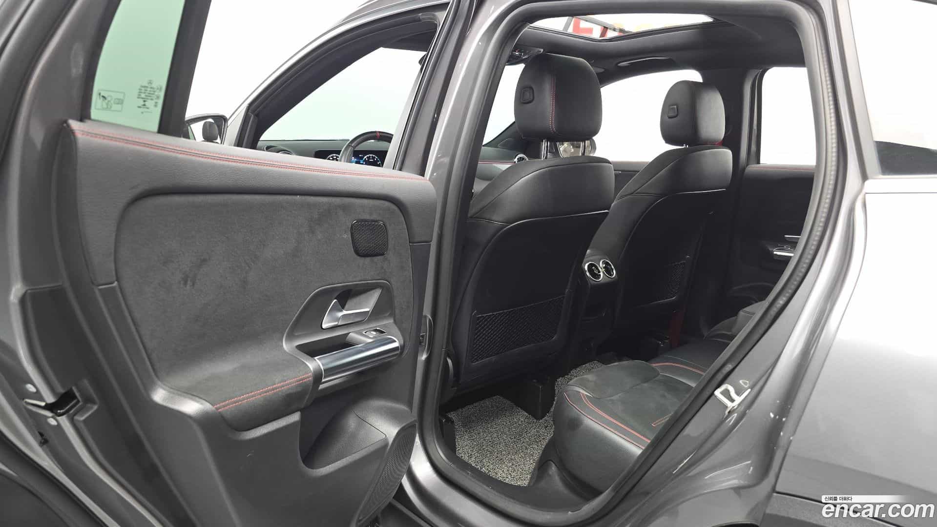 GLA-Class Mercedes-Benz 2022.7-INNER-036