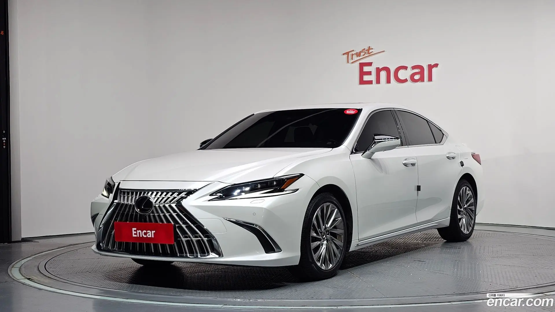 Main__Slider__Photo:ES Lexus 2025.1-0