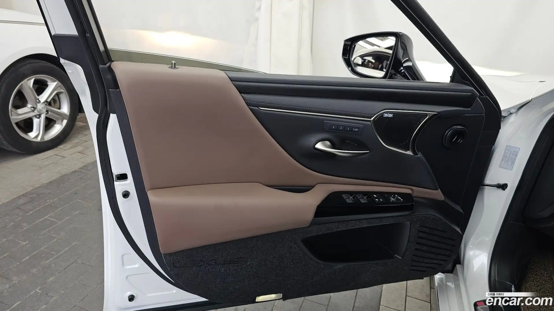 ES Lexus 2025.1-INNER-034
