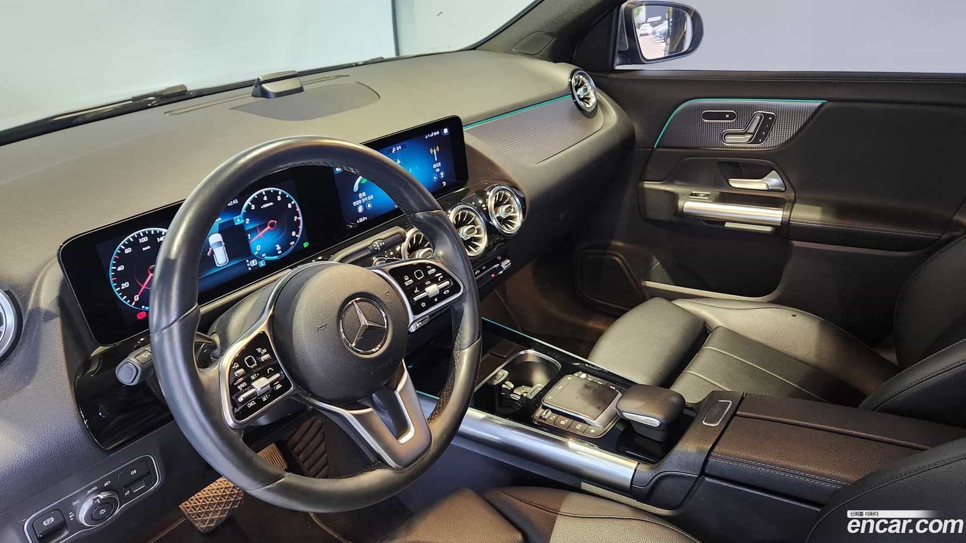 GLA-Class Mercedes-Benz 2021.2-INNER-009