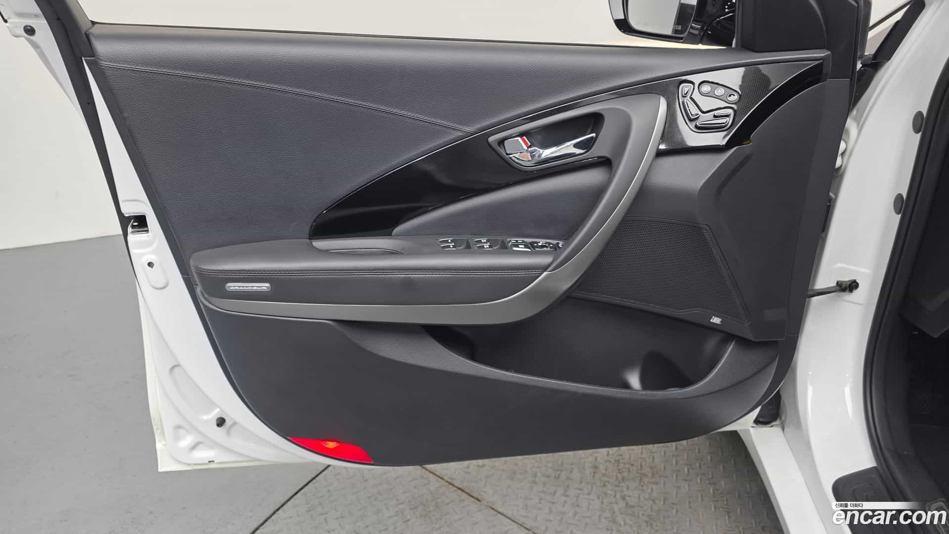Grandeur Hyundai 2016.11-INNER-034