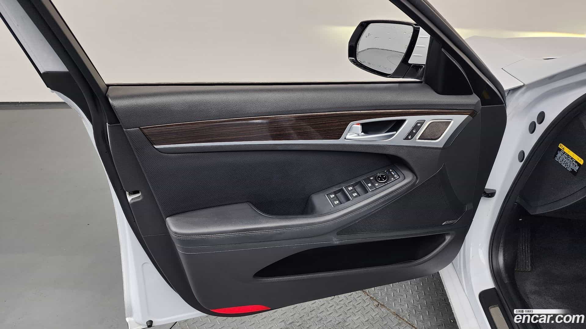 G80 Genesis 2018.0-INNER-034